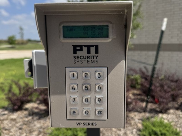 Facility photo: //images.sparefoot.com/medium/24115369038b7251efb.jpg