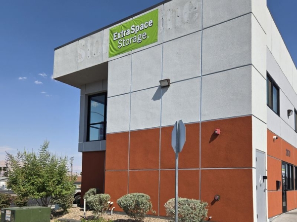 Facility photo: //images.sparefoot.com/medium/2413156903942ad8b6b.jpg