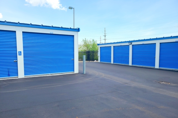 Facility photo: //images.sparefoot.com/medium/24168568b7ef70a1333.jpg