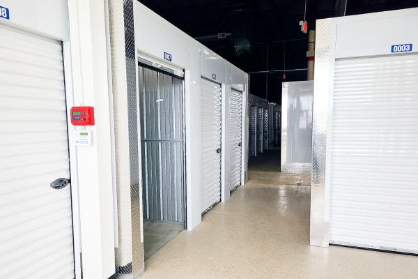 Facility photo: //images.sparefoot.com/medium/24172668b8095a38ff2.jpg