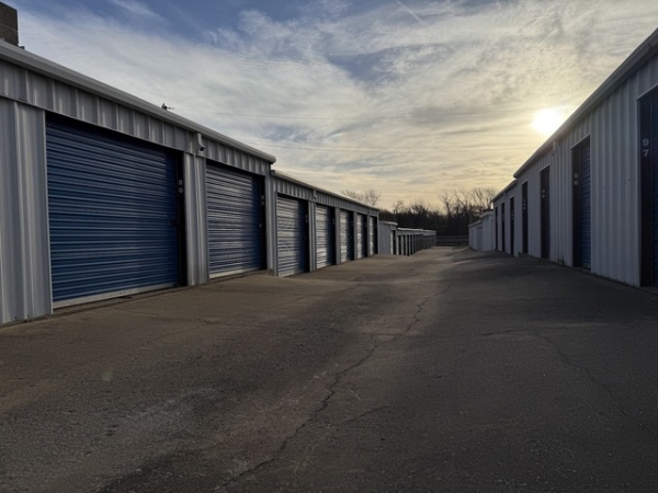 Facility photo: //images.sparefoot.com/medium/24198268b9b27d33d84.jpg