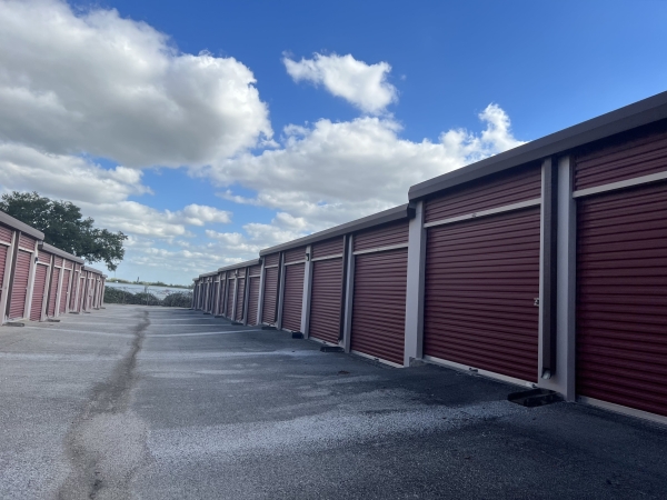 Facility photo: //images.sparefoot.com/medium/24203368bf6a2f15fce.jpg