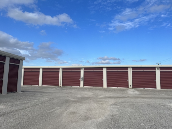 Facility photo: //images.sparefoot.com/medium/24203568bf6c4288bd1.jpg