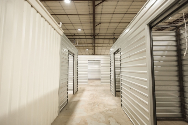 Facility photo: //images.sparefoot.com/medium/24212968c5e814d397e.jpg