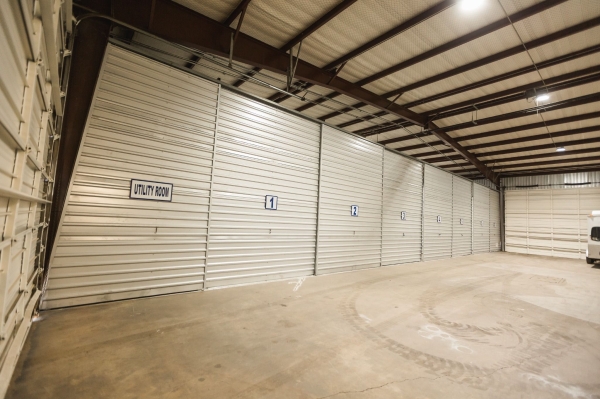 Facility photo: //images.sparefoot.com/medium/24212968c5e8162fb2c.jpg