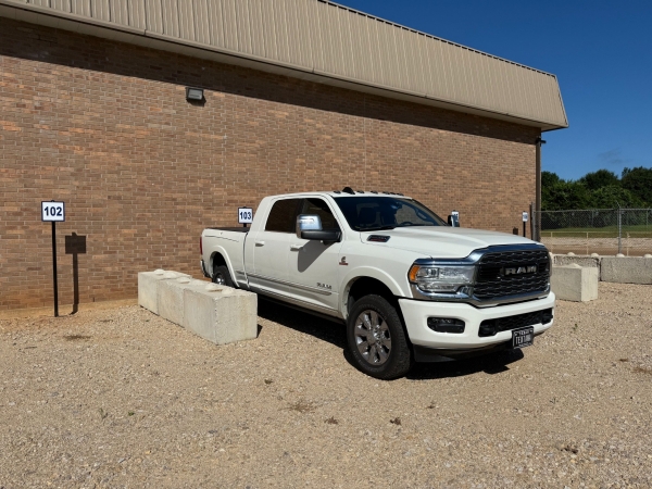 Facility photo: //images.sparefoot.com/medium/24212968c5e98905dd3.jpg