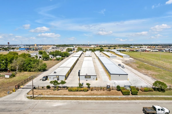 Facility photo: //images.sparefoot.com/medium/24213968c83e28aac48.jpg