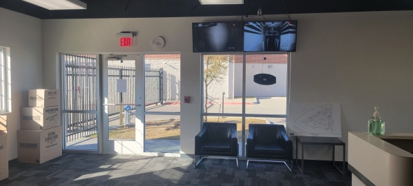 Facility photo: //images.sparefoot.com/medium/24214968c8abcb8a2f6.jpg