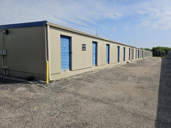 Facility photo: //images.sparefoot.com/medium/24217268caedda18f14.jpg