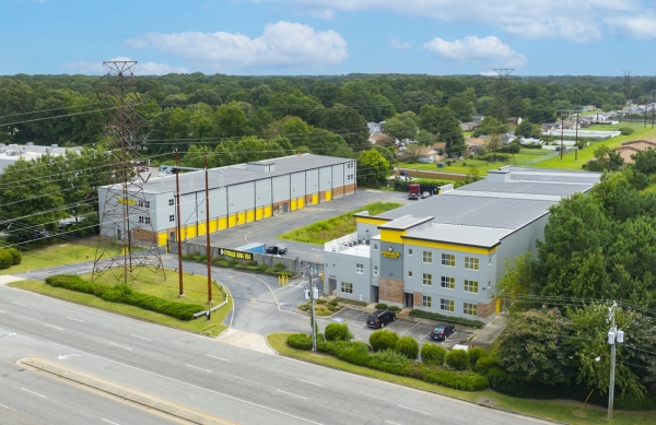 Facility photo: //images.sparefoot.com/medium/24217668cadf01dd9c7.jpg