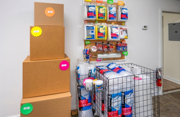 Facility photo: //images.sparefoot.com/medium/24217668cadf07054a7.jpg