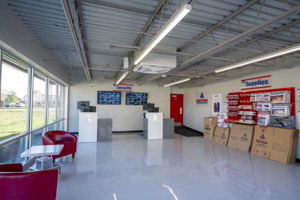 Facility photo: //images.sparefoot.com/medium/24220568f79f648ebd1.jpg