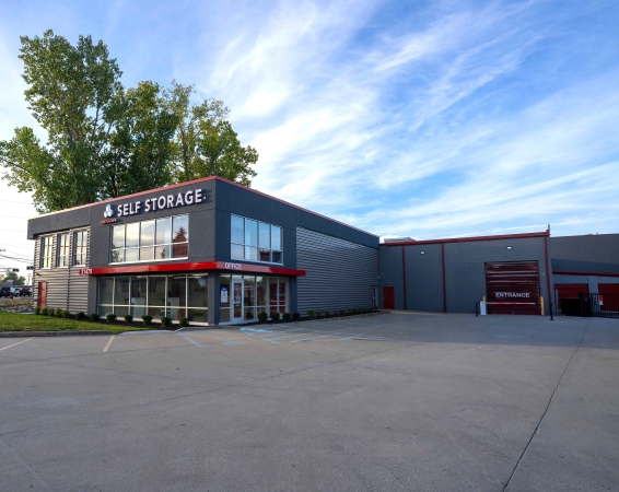 Facility photo: //images.sparefoot.com/medium/24220568f79fc7d6f1e.jpg