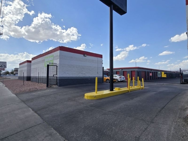 Facility photo: //images.sparefoot.com/medium/2422866904f2e4d9dd2.jpg