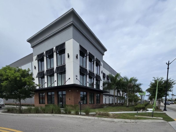 Facility photo: //images.sparefoot.com/medium/242292690398b61f155.jpg