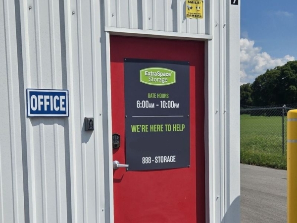 Facility photo: //images.sparefoot.com/medium/242311690370ce9a31f.jpg