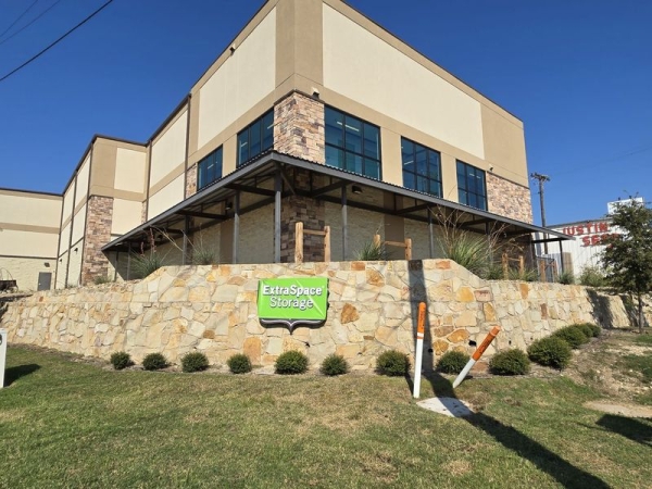 Facility photo: //images.sparefoot.com/medium/2423226902899082db2.jpg