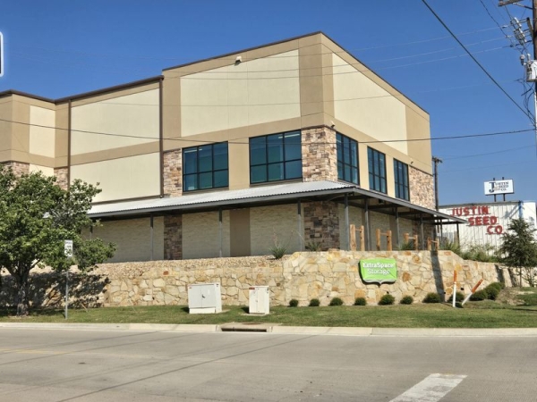 Facility photo: //images.sparefoot.com/medium/242322690289915a123.jpg