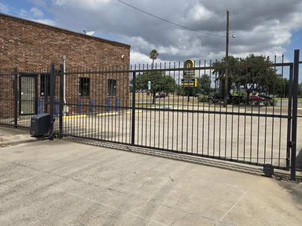 Facility photo: //images.sparefoot.com/medium/24232969028a085cb02.jpg