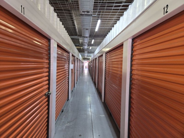 Facility photo: //images.sparefoot.com/medium/24233469028367ee46e.jpg