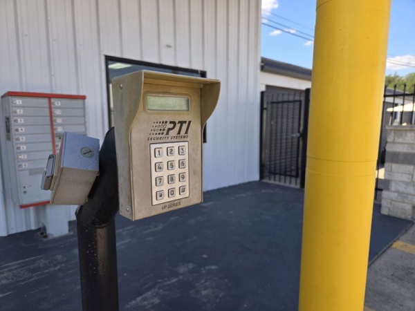 Facility photo: //images.sparefoot.com/medium/24233469028368d5eff.jpg