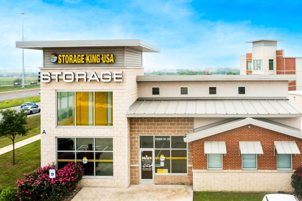 Facility photo: //images.sparefoot.com/medium/24237968d582cdd20c8.jpg