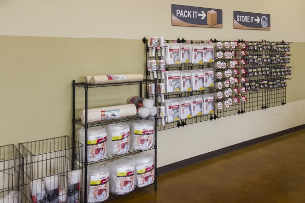 Facility photo: //images.sparefoot.com/medium/24237968d582d3d15cf.jpg