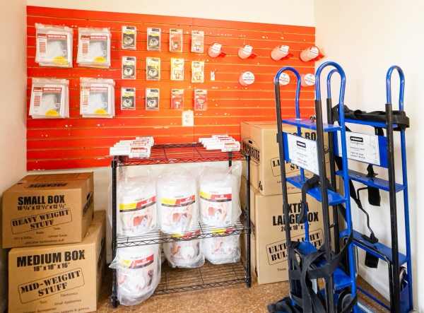 Facility photo: //images.sparefoot.com/medium/24243668dc03787cfae.jpg