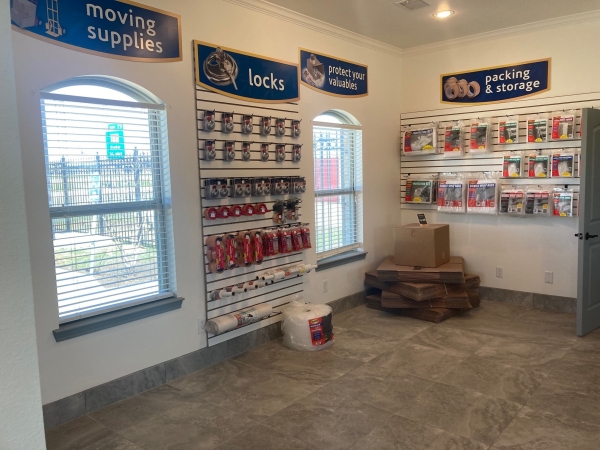 Facility photo: //images.sparefoot.com/medium/24278468ff915a25a02.jpg