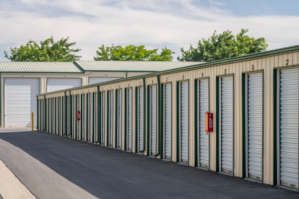 Facility photo: //images.sparefoot.com/medium/24281768ff7e6a915b3.jpg