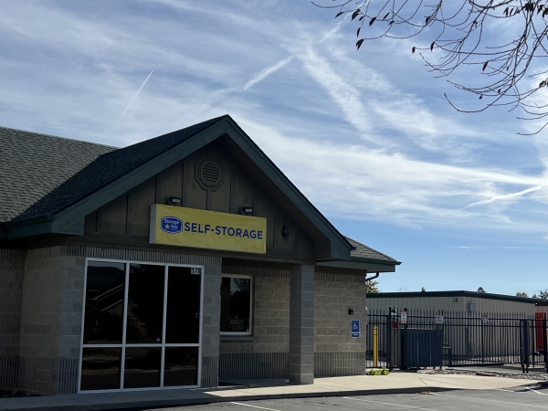 Facility photo: //images.sparefoot.com/medium/24281768ffba56858f9.jpg