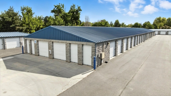 Facility photo: //images.sparefoot.com/medium/24282368ffb59adbb4c.jpg