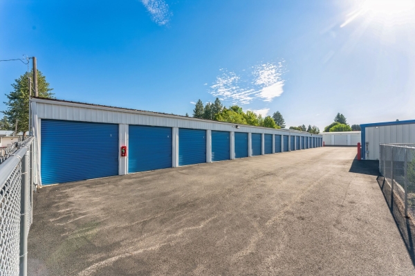 Facility photo: //images.sparefoot.com/medium/24282868ffe11492ad5.jpg