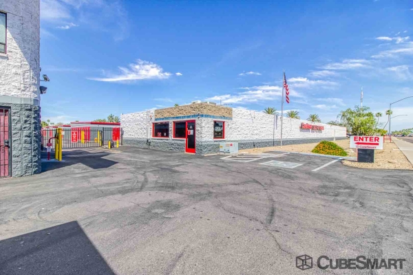 Facility photo: //images.sparefoot.com/medium/6327168e75557c9d2c.jpg