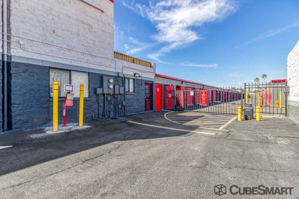 Facility photo: //images.sparefoot.com/medium/6327168e7555a88caa.jpg