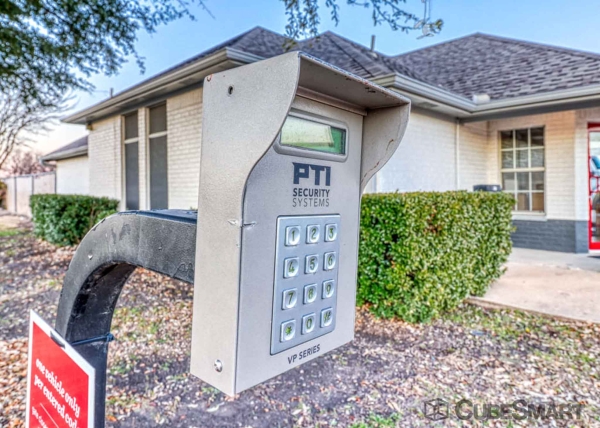 Facility photo: //images.sparefoot.com/medium/635306901f3a5e84ea.jpg