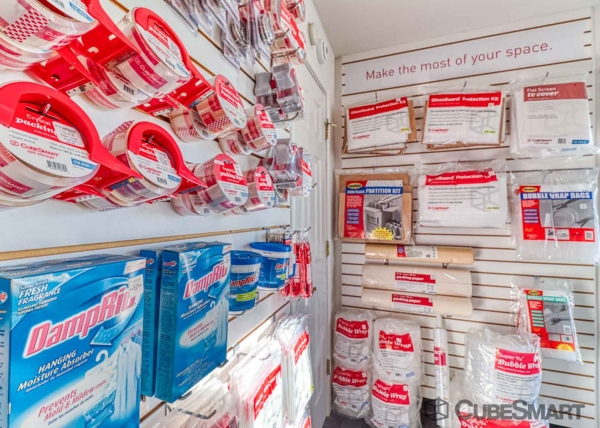 Facility photo: //images.sparefoot.com/medium/635366901eefde5824.jpg