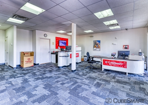 Facility photo: //images.sparefoot.com/medium/635466901f37d79c2b.jpg