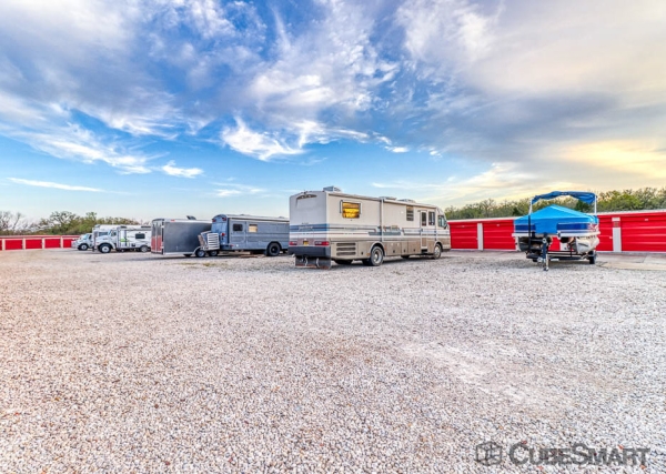 Facility photo: //images.sparefoot.com/medium/635466901f38233303.jpg