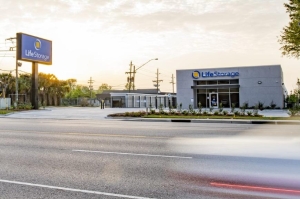 Life Storage - Baton Rouge - 5121 Essen Lane