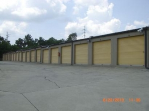 Uncle Bob's Self Storage - Columbia - 7403 Parklane Rd - Photo 4