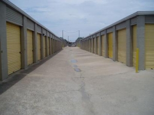 Uncle Bob's Self Storage - Arlington - 1061 Duncan Perry Rd - Photo 1
