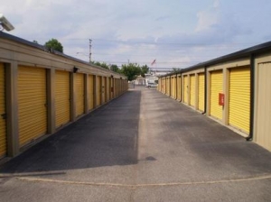 Uncle Bob's Self Storage - Greensboro - 4207 Hilltop Rd - Photo 3