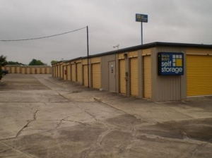 Uncle Bob's Self Storage - San Antonio - 3540 Hunt Ln - Photo 3