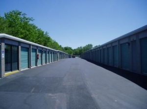 Uncle Bob's Self Storage - Columbus - 851 W Henderson Rd - Photo 3