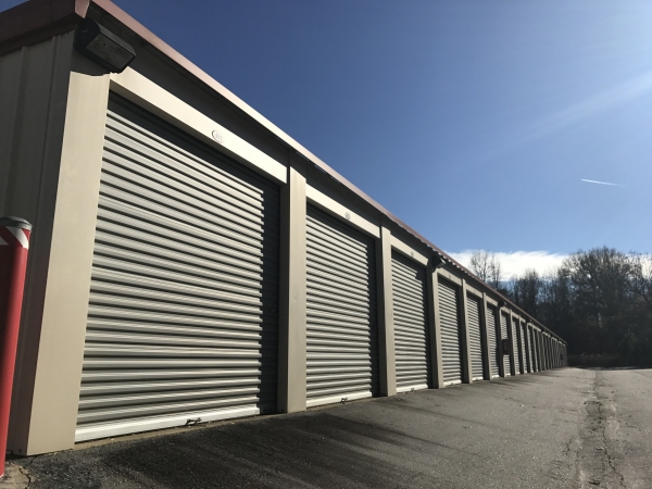 Facility photo: //images.sparefoot.com/medium/1035615873aee7b6b9f.jpg