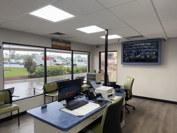 Facility photo: //images.sparefoot.com/medium/10373268e401d761498.jpg
