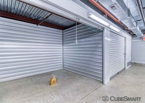 Storage Units at CubeSmart Self Storage - Houston - 1019 W Dallas St - 1019 W Dallas St