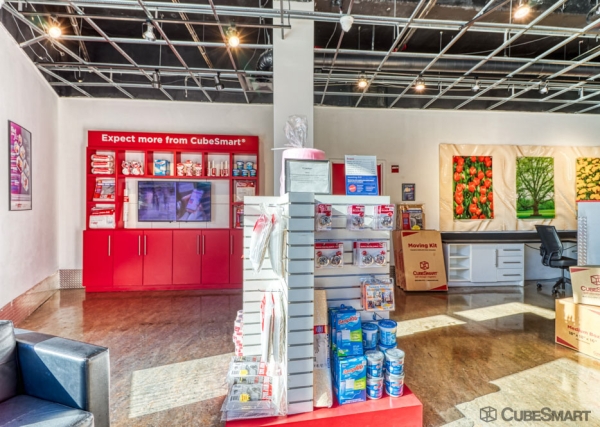 Facility photo: //images.sparefoot.com/medium/10455069de0198a652e.jpg