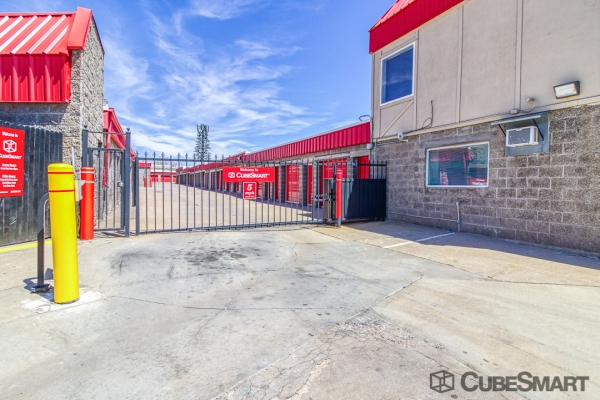 Facility photo: //images.sparefoot.com/medium/104776686f62281cc83.jpg
